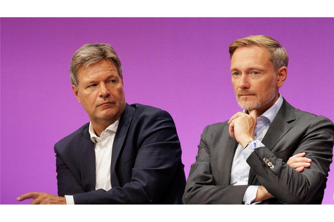 Habeck (links) kommt Lindner (rechts) entgegen. (Archivbild)