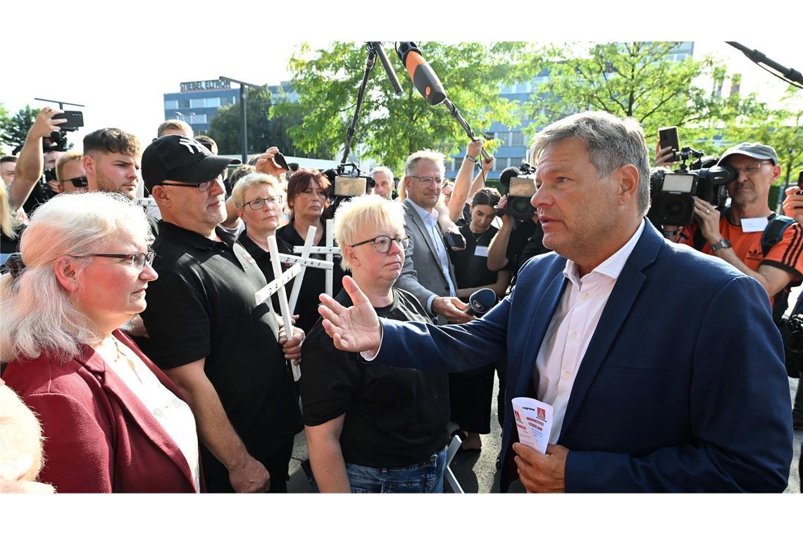 Habeck trifft Vertreter des Betriebsrats von Stiebel Eltron. Bei dem Wärmepumpen-Hersteller droht ein Stellenabbau.