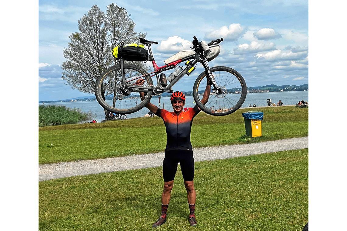 Hände und Fahrrad zum Himmel: Roy Ebelt, als er am Bodensee angekommen ist. Foto: privat