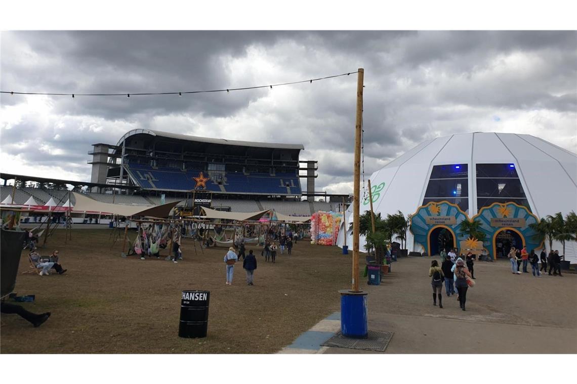 Hängematten unter dunklen Wolken. Wer sich zwischendurch einmal ausruhen möchte, kann das auf dem Festival tun. Bis einem zu kalt wird.