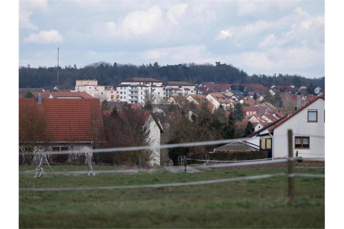Kleinstadt Schrozberg mit 1000er-Inzidenz Häuser sind hinter einer Weide zu sehen. Foto: Marijan Murat/dpa