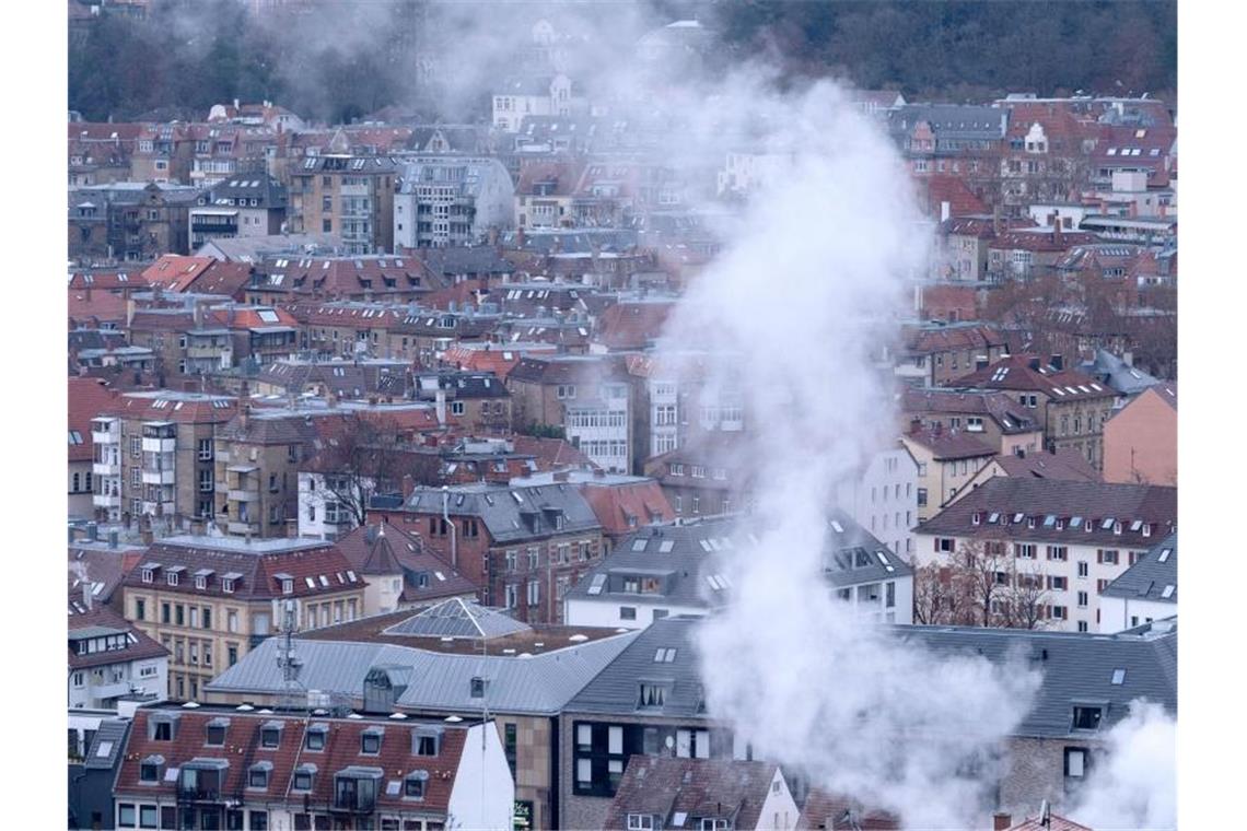 Häuser sind im Stuttgarter Talkessel hinter Rauch aus einem Schornstein zu sehen. Foto: Marijan Murat/mut/dpa/Archivbild