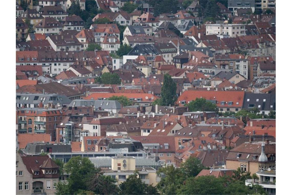 Häuser sind in der Innenstadt zu sehen. Foto: Marijan Murat/dpa/Symbolbild