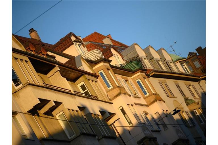 Häuser werden von der Morgensonne angeschienen. Foto: Sebastian Gollnow/dpa/Symbolbild