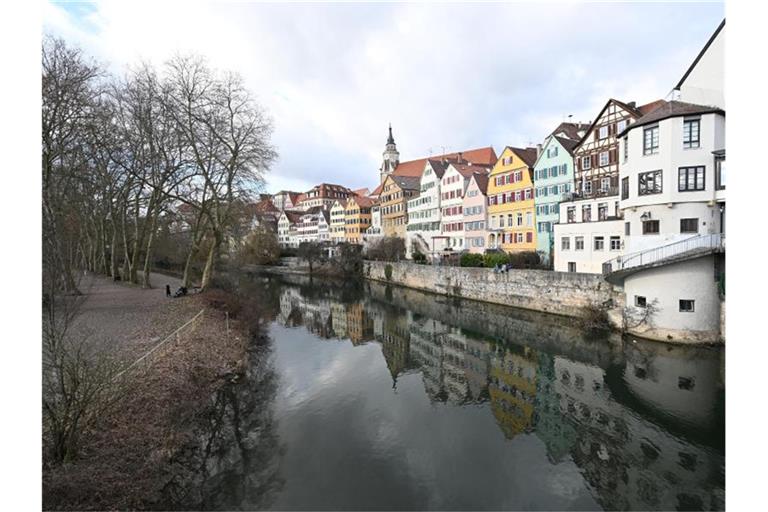 Häuserfassade entlang des Neckars in Tübingen. Foto: Bernd Weißbrod/dpa