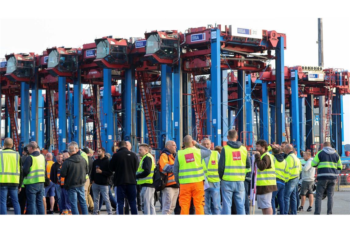 Hafenarbeiter protestieren vor dem Container Terminal.