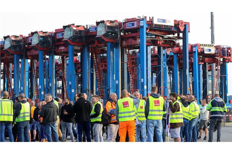 Hafenarbeiter protestieren vor dem Container Terminal.