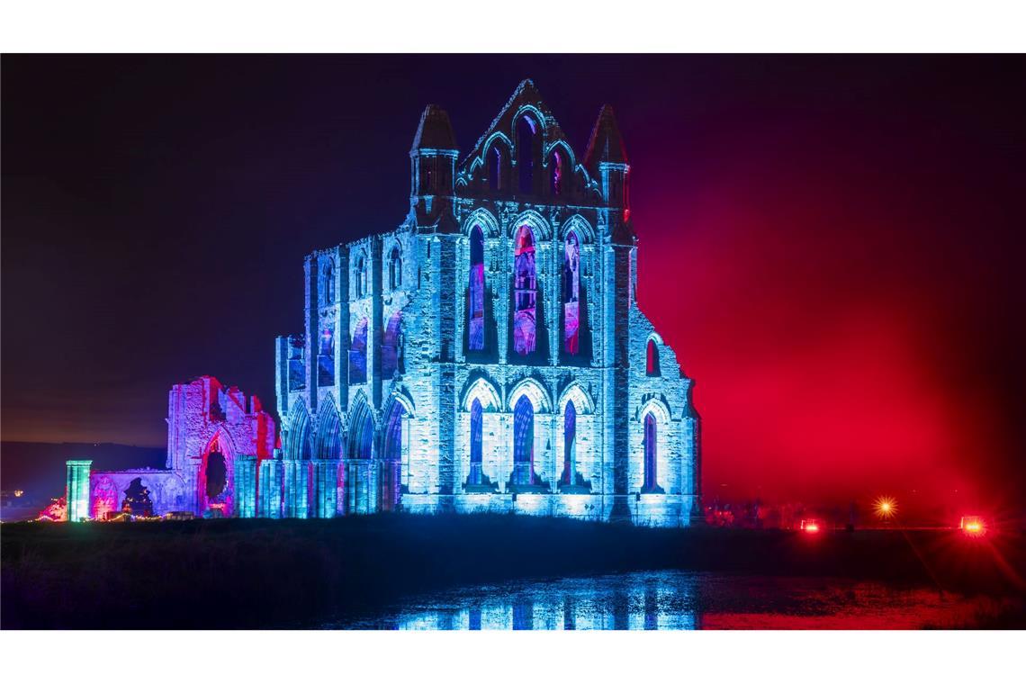 Halloween in England ganz romantisch: Die Ruine der Whitby Abbey in Yorkshire wird stimmungsvoll beleuchtet.