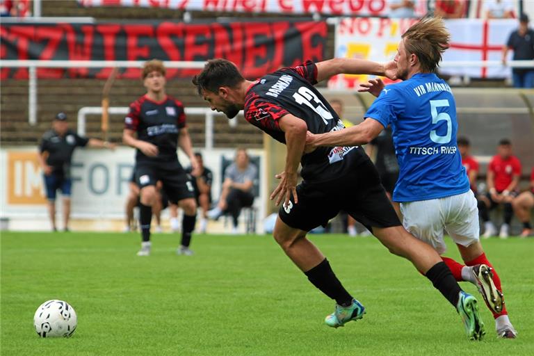 Halt, hiergeblieben: Der VfR Mannheim um den zweitligaerfahrenen Marcel Titsch-Rivero stoppte die Oberliga-Fußballer der TSG Backnang um Loris Hoffmann. Foto: Alexander Hornauer