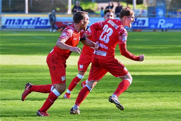 Halt, hiergeblieben: Jannik Dannhäußer (Nummer 23) bejubelt sein 3:2, Kapitän Julian Geldner hängt schon an ihm dran. Foto: Tobias Sellmaier