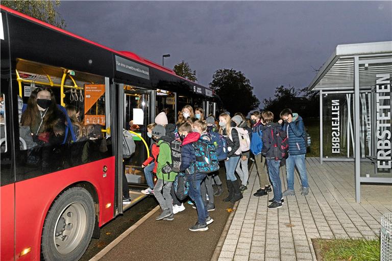 Haltestelle Laubert in Erbstetten: Der Bus ist bei der Ankunft bereits gut besetzt, aber es wollen noch mehr Schüler zusteigen. Foto: J. Fiedler