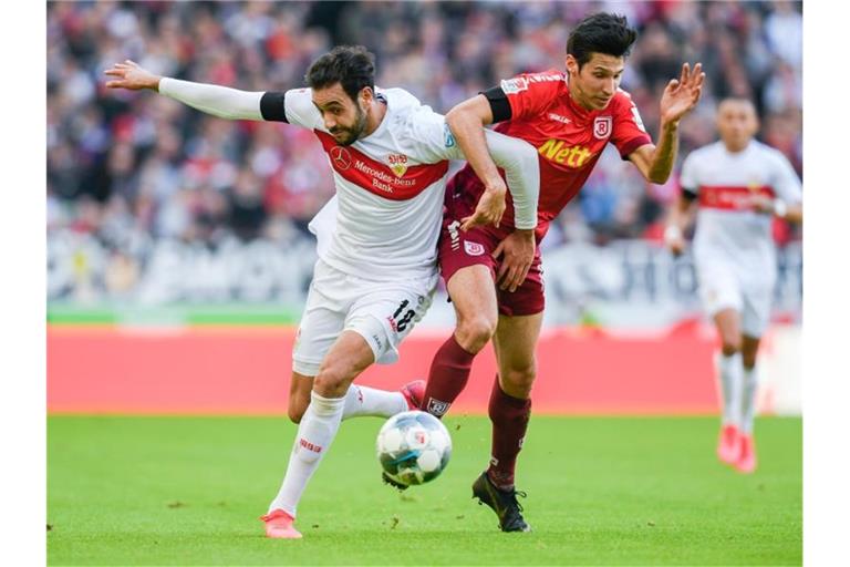 Hamadi Al Ghaddioui (l) in Aktion gegen Marcel Correia (r). Foto: Tom Weller/dpa/Archivbild