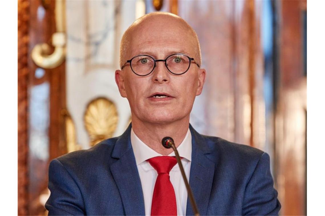 Hamburger Senat beschließt nächtliche Ausgangsbeschränkung Hamburgs Erster Bürgermeister Peter Tschentscher bei der Pressekonferenz zu den neuen Corona-Regeln. Foto: Georg Wendt/dpa