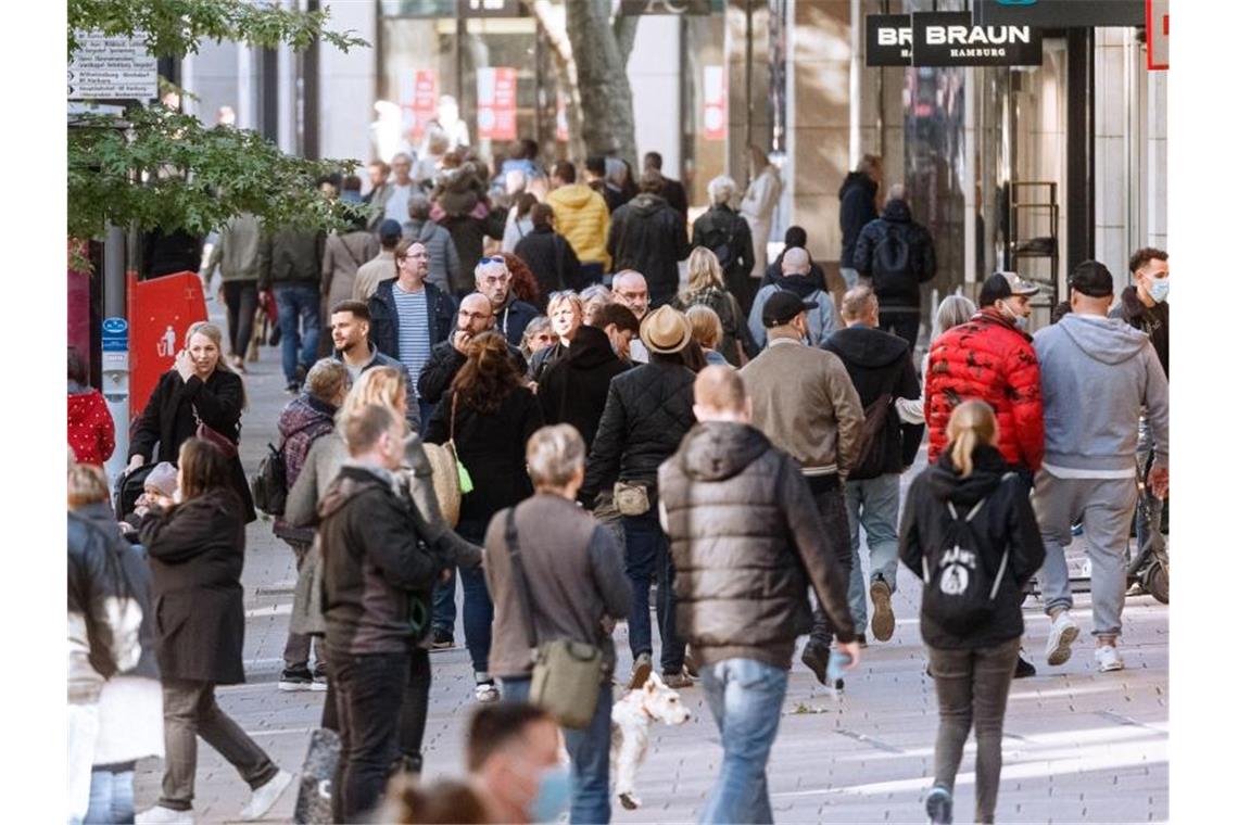 Studie: Corona lässt Mieten im Einzelhandel fallen Hamburgs Innenstadt ist am verkaufsoffenen Sonntag von Kunden und Spaziergängern gut besucht. Foto: Markus Scholz/dpa