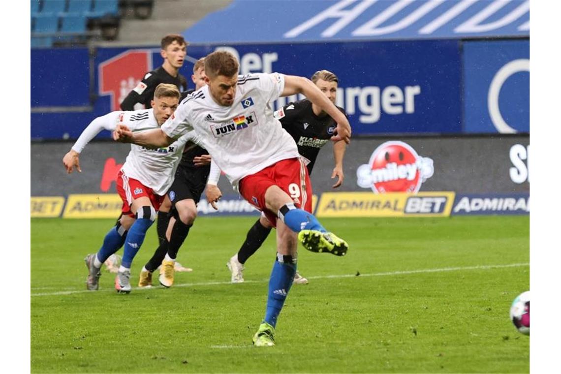 Sieglos-Serie des KSC geht weiter: 1:1 beim Hamburger SV Hamburgs Simon Terodde erzielt das Tor zum 1:0 per Elfmeter. Foto: Christian Charisius/dpa
