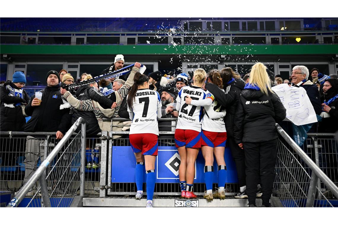 Hamburgs Vildan Kardesler, Amelie Woelki und Pauline Machtens lassen sich nach dem Spiel im DFB-Pokal gegen Mönchengladbach von den Fans auf der Tribüne feiern.