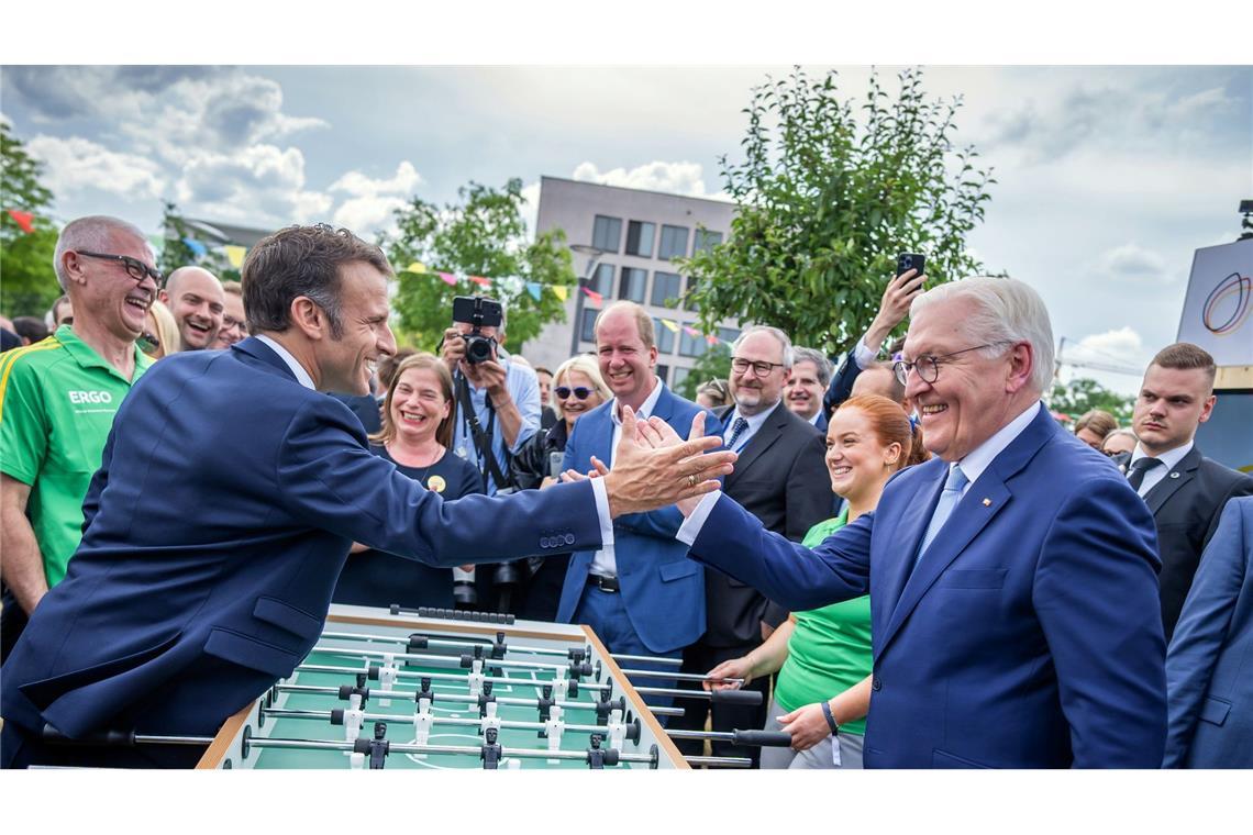 Hand drauf: Emmanuel Macron nutzt seinen dreitägigen Staatsbesuch für eine Runde Tischkicker mit Bundespräsident Frank Walter Steinmeier auf dem Demokratiefest in Berlin.