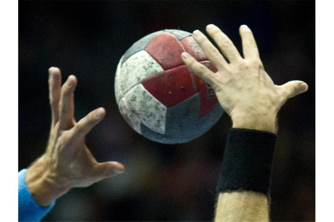 Handball-Luchse unterliegen Spitzenreiter SG BBM Bietigheim Handball-Spieler in Aktion. Foto: Jens Wolf/dpa-Zentralbild/dpa/Symbolbild