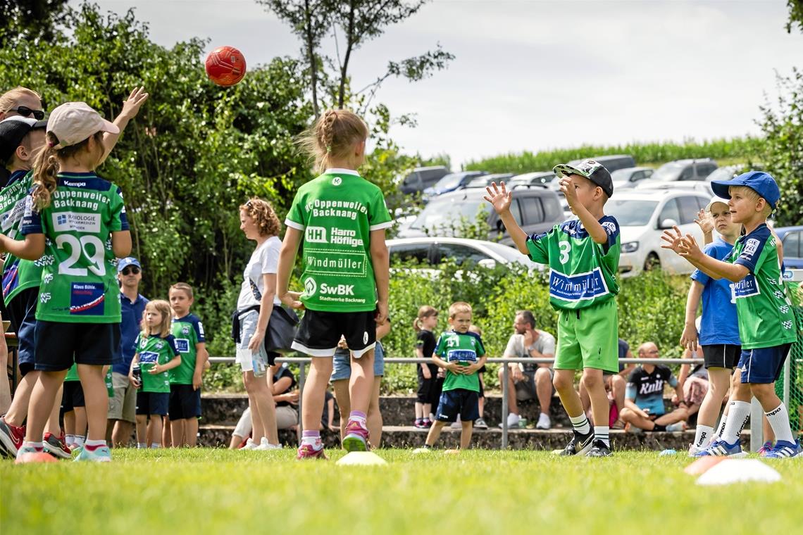 Handballspiele auf dem Rasen, viele Zuschauer im Hintergrund und prall gefüllte Parkplätze sind bei den Sporttagen im Rohrbachtal zu sehen. Foto: Alexander Becher