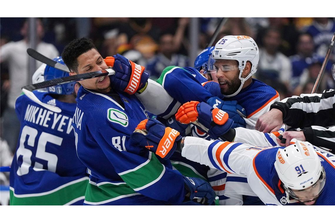 Handgemenge auf dem Eis: Spieler der gastgebenden Vancouver Canucks und der Edmonton Oilers geraten nach dem Schlusspfiff ihrer Playoff-Begegnung in der amerikanischen Eishockeyliga NHL aneinander.
