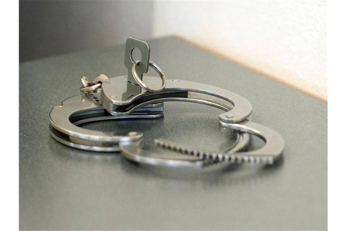 Mutmaßliche Drogenhändlerin in Sinsheim festgenommen Handschellen liegen auf einem Tisch. Foto: Armin Weigel/dpa/Symbolbild