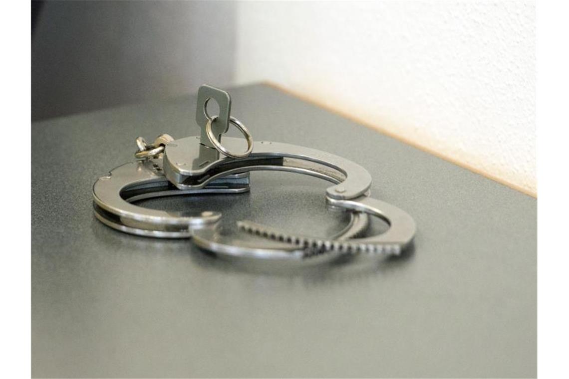 Toter in Mannheim: 23-Jähriger in Untersuchungshaft Handschellen liegen auf einem Tisch. Foto: Armin Weigel/dpa/Symbolbild