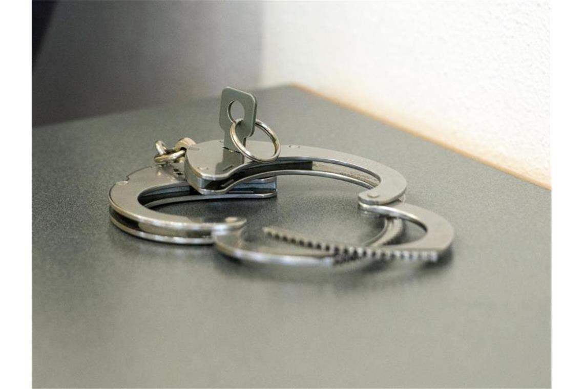 Fünf Haftbefehle nach brutalen Angriffen Handschellen liegen auf einem Tisch. Foto: Armin Weigel/dpa/Symbolbild