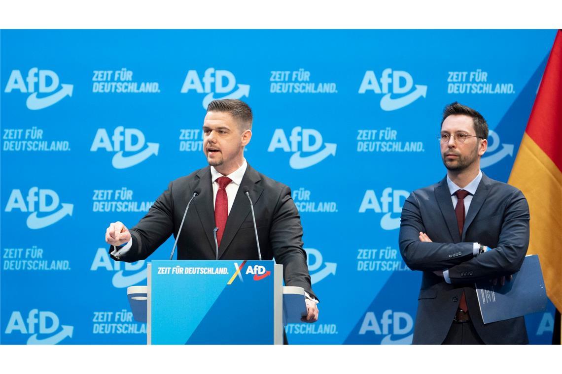 AfD trennt sich von Junger Alternative - Neue Organisation Hannes Gnauck (hier am Rednerpult), ist AfD-Bundestagsabgeordneter und Bundesvorsitzender der Jungen Alternative Deutschland (JA). Er spricht sich auf dem Parteitag in Riesa - ebenso wie der neben ihm stehende Brandenburger AfD-Landtagsabgeordnete Dennis Hohloch - für eine Neugründung der Parteijugend aus.