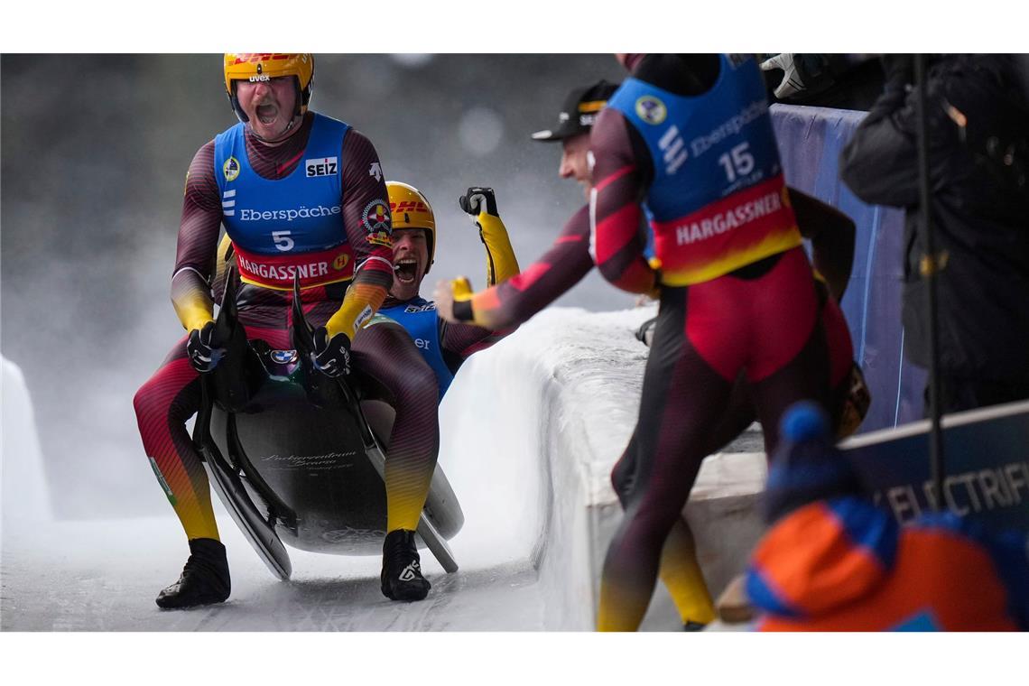 Hannes Orlamünder und Paul Constantin Gubitz aus Deutschland feiern nach ihrem Sieg bei der Rodel-WM in Whistler.