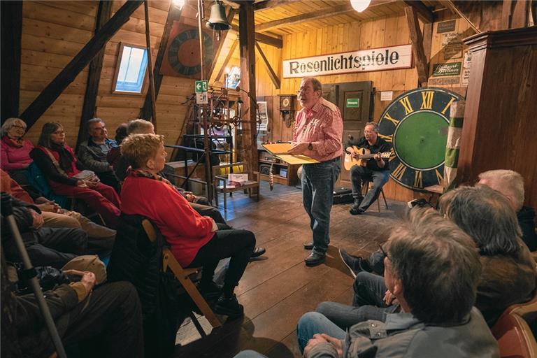 Hanno Kluge (Bildmitte) und Anton Tauscher (an der Gitarre) sorgen als „ Knitz&Liederlich“ in Unterweissach für beste Unterhaltung auf gut Schwäbisch. Foto. A. Becher