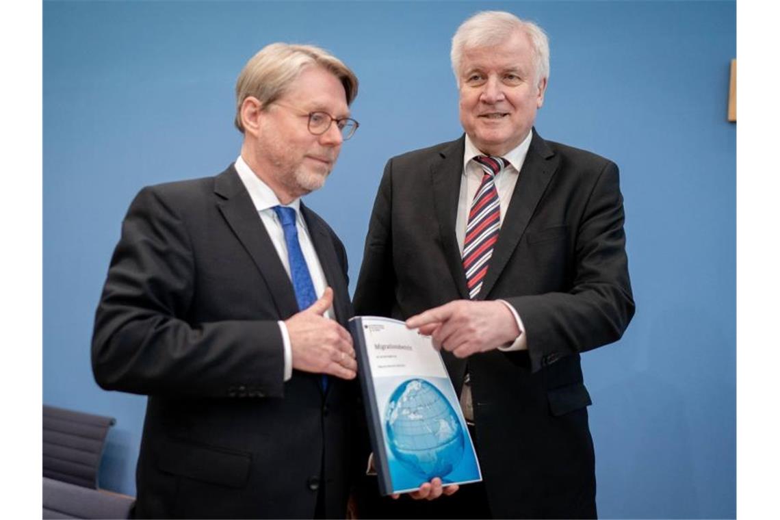 Zahl der Asylanträge sinkt um 16,5 Prozent Hans-Eckhard Sommer (l) und Horst Seehofer stellen den Migrationsbericht der Bundesregierung 2016/2017 vor. Foto: Kay Nietfeld