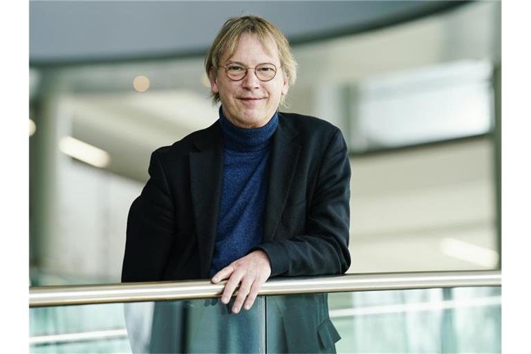Hans-Georg Kräusslich steht im Europäischen Laboratorium für Molekularbiologie. Foto: Uwe Anspach/dpa/Archivbild