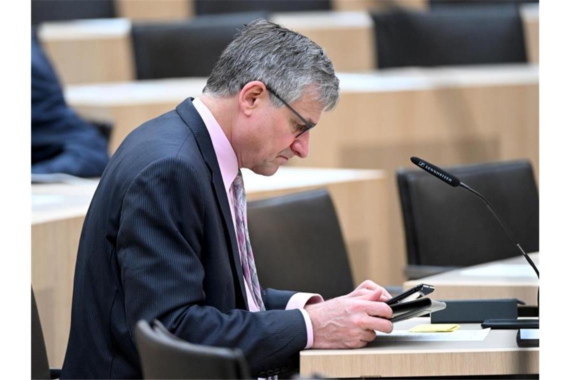 Hans-Ulrich Rülke, FDP-Fraktionsvorsitzender im Landtag von Baden-Württemberg, sitzt vor Beginn einer Plenarsitzung auf seinem Platz. Foto: Bernd Weißbrod/dpa