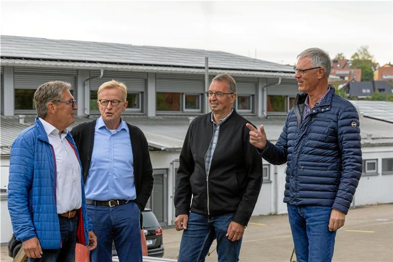 Harald Heinze, Matthias Spinnler, Rolf Heller und Thomas Berkel (von links) stehen vor der Gemeindehalle in Unterweissach. Auch deren Dach hat die Energiegemeinschaft Weissacher Tal mit Solarpaneelen bestücken lassen. Foto: Alexander Becher 