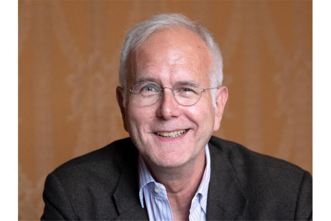 Harald Schmidt, Entertainer und Schauspieler, lächelt bei einem dpa-Interview im Opernhaus in Stuttgart. Foto: Bernd Weissbrod/Archivbild