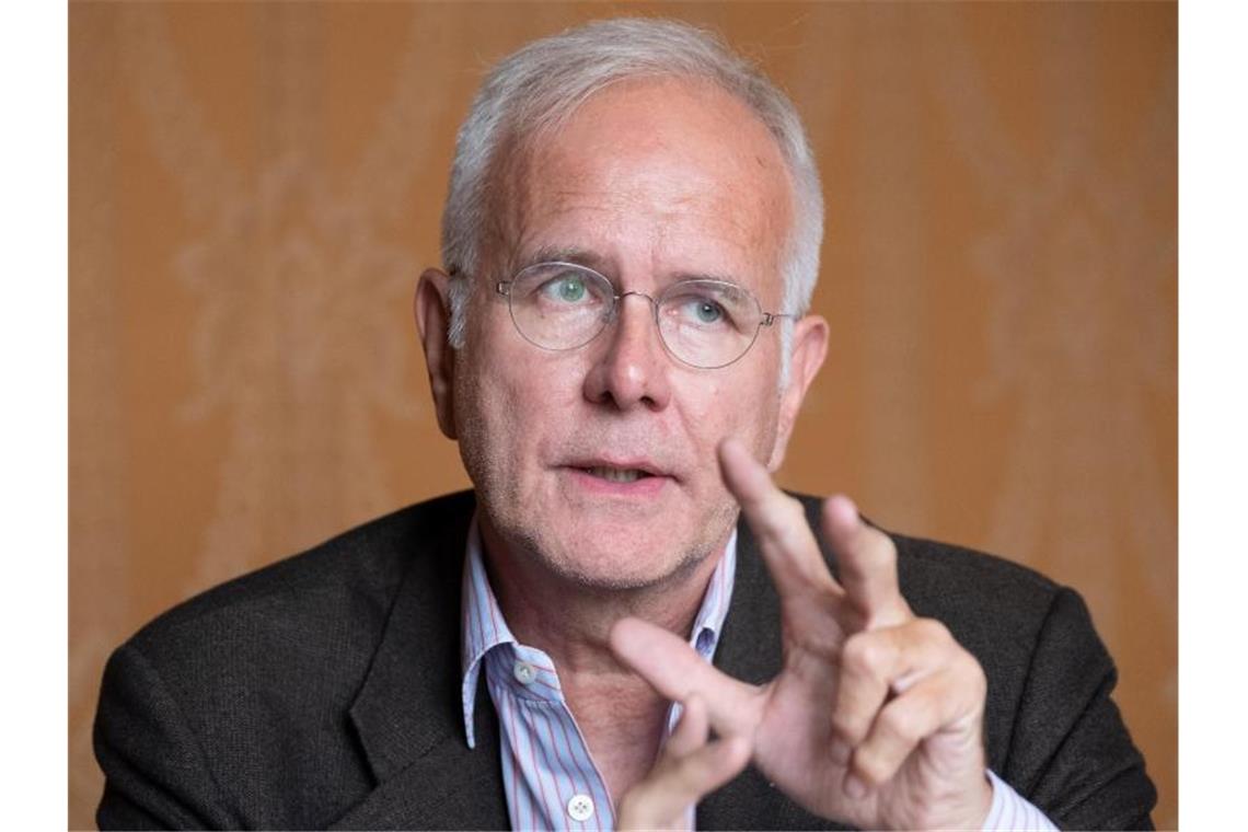 Harald Schmidt, Entertainer und Schauspieler, spricht bei einem dpa-Interview im Opernhaus in Stuttgart. Foto: Bernd Weißbrod