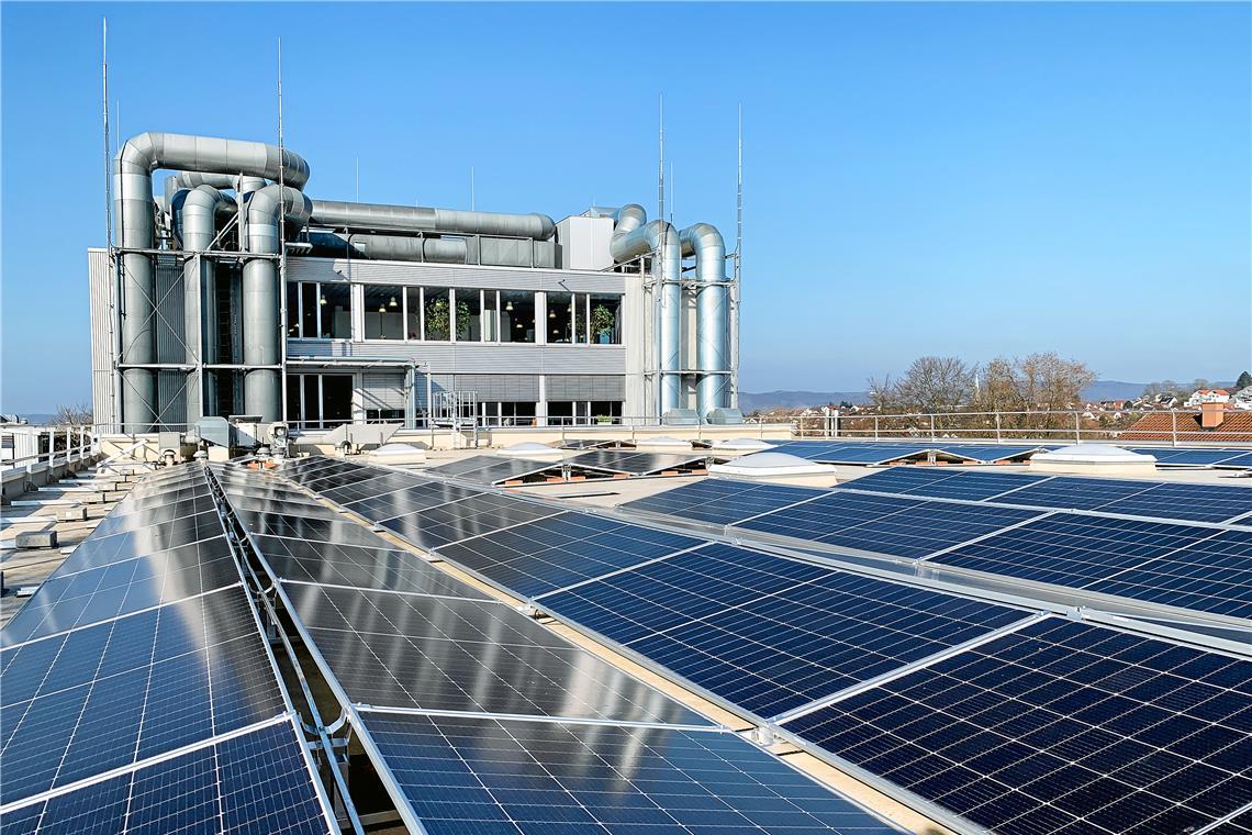 Harro Höfliger hat den ersten Teil seines neuen Energiekonzepts bereits umgesetzt und das Dach in Allmersbach im Tal mit Solarmodulen bestückt. Die Röhren im Hintergrund sind Teil der Klimatechnik und haben nicht mit dem neuen Konzept zu tun. Foto: Harro Höfliger