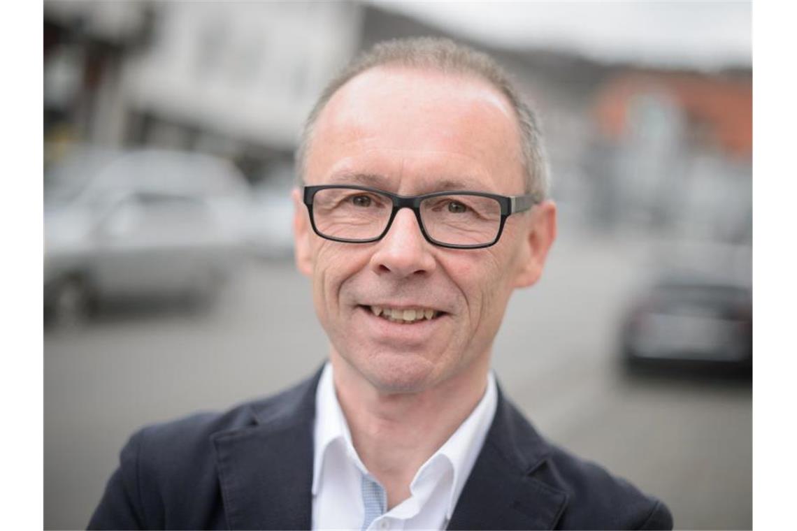 AfD-Bürgermeister Ebert gibt Posten Mitte 2020 ab Harry Ebert, Bürgermeister der Stadt Burladingen, steht neben einer Straße. Foto: Sina Schuldt/dpa/Archivbild