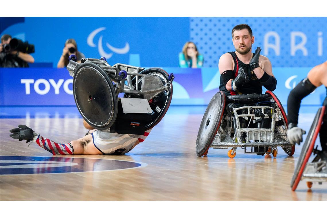 Harte Zweikämpfe bestimmen das Basketball-Duell zwischen Deutschland und den USA bei den Paralympis.