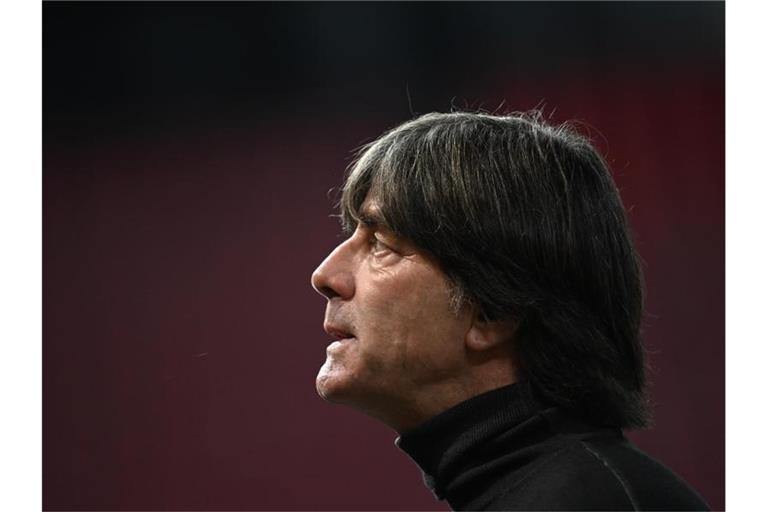 Hat die Startelf für das Spiel gegen die Schweiz noch umgestellt: Bundestrainer Joachim Löw. Foto: Federico Gambarini/dpa