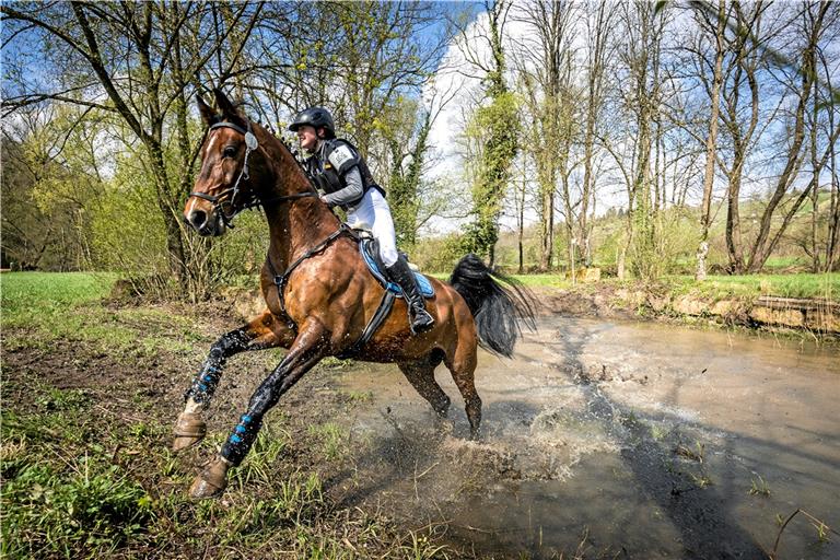 Hatten kaum einen Blick für die Idylle im Murrtal: Alissa Schulz und Charm`n`Chap, die sich mehrere Platzierungen erritten. Foto: A. Becher