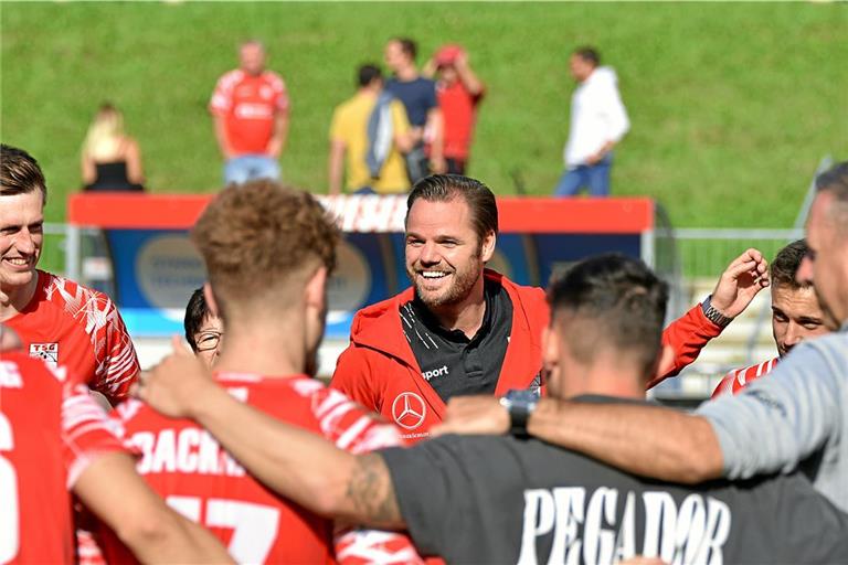 Hatten nach dem ersten Sieg im eigenen Stadion in dieser Saison allen Grund zur Freude: Trainer Mario Klotz (Mitte) und die Fußballer der TSG Backnang. Foto: Tobias Sellmaier