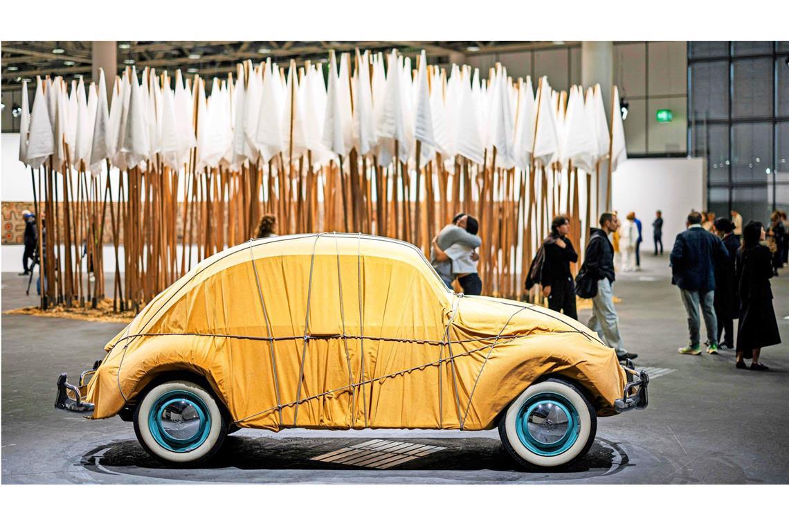 Hauptsache groß: ein von Christo verpacktes Auto vor Mario Cerolis weißen Friedensfahnen von 1968