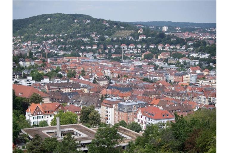 Hausdächer sind in einem Innenstadtbezirk Stuttgarts zu sehen. Foto: Marijan Murat/dpa/Archiv