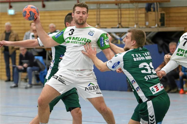 HCOB-Rückraumspieler Daniel Schliedermann (am Ball) hat drei Tore hintereinander erzielt. Foto: Alexander Hornauer