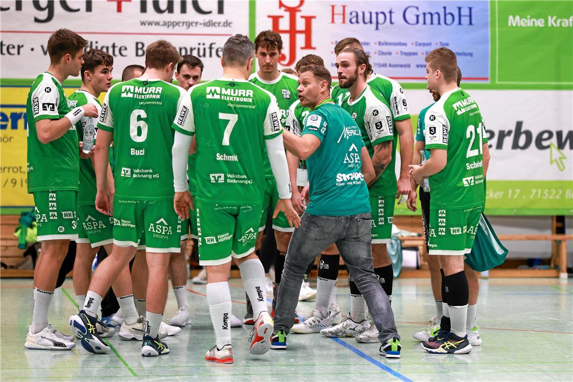 HCOB-Trainer Daniel Brack im Kreise seines Teams, mit dessen Entwicklung der 42-Jährige bislang sehr zufrieden ist. Foto: Alexander Becher