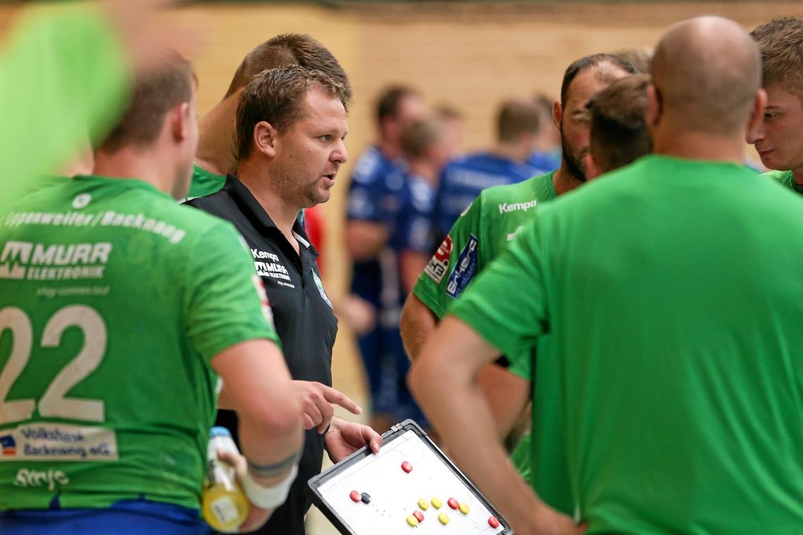 HCOB-Trainer Matthias Heineke bereitet seine Spieler auf die Heimpartie vor. Foto: A. Becher