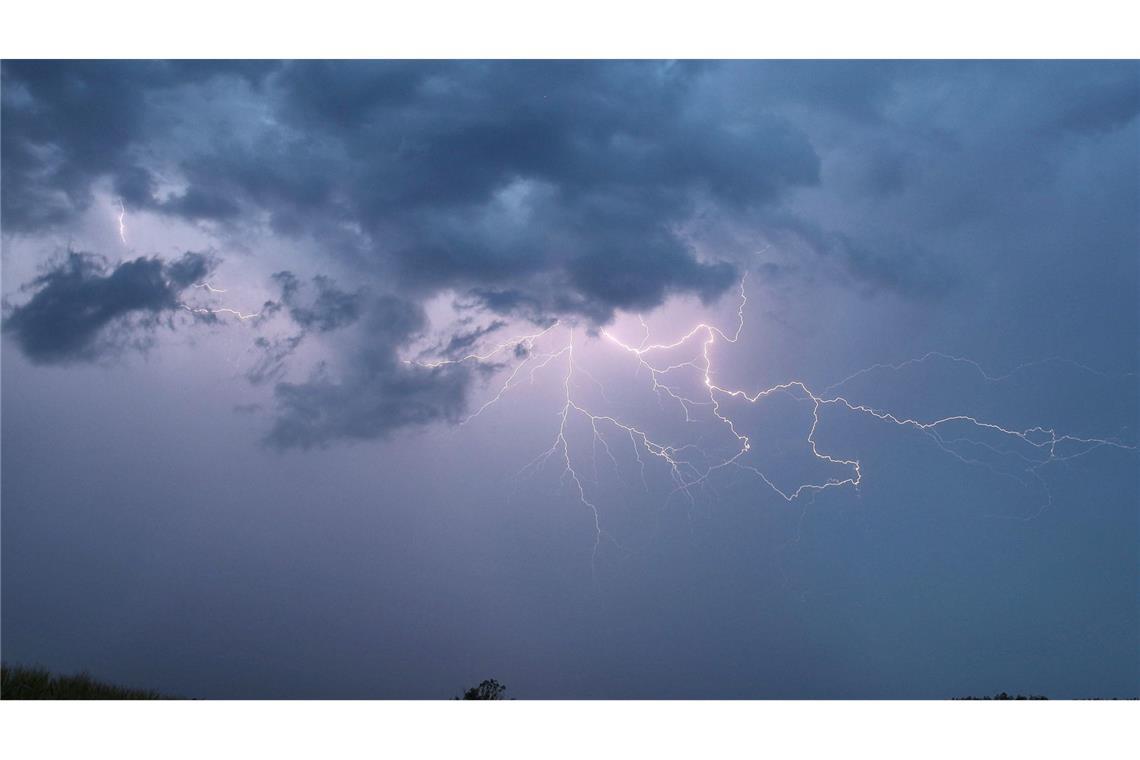 Heftige Gewitter lassen den wohl heißesten Tag des Jahres zu Ende gehen.