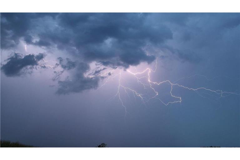 Heftige Gewitter lassen den wohl heißesten Tag des Jahres zu Ende gehen.