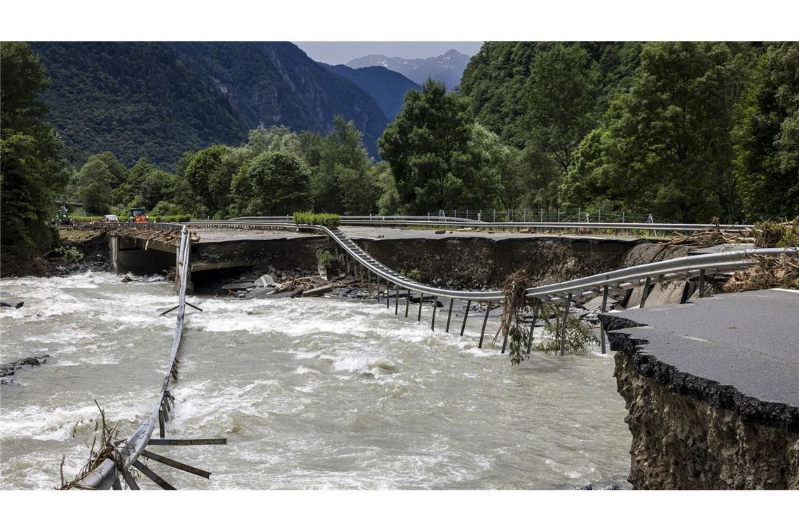 Heftige Gewitter und Regenfälle haben in der Südostschweiz zu Überschwemmungen und Erdrutschen geführt. Die Autobahn 13 zwischen Lostallo und Soazza ist stark beschädigt.